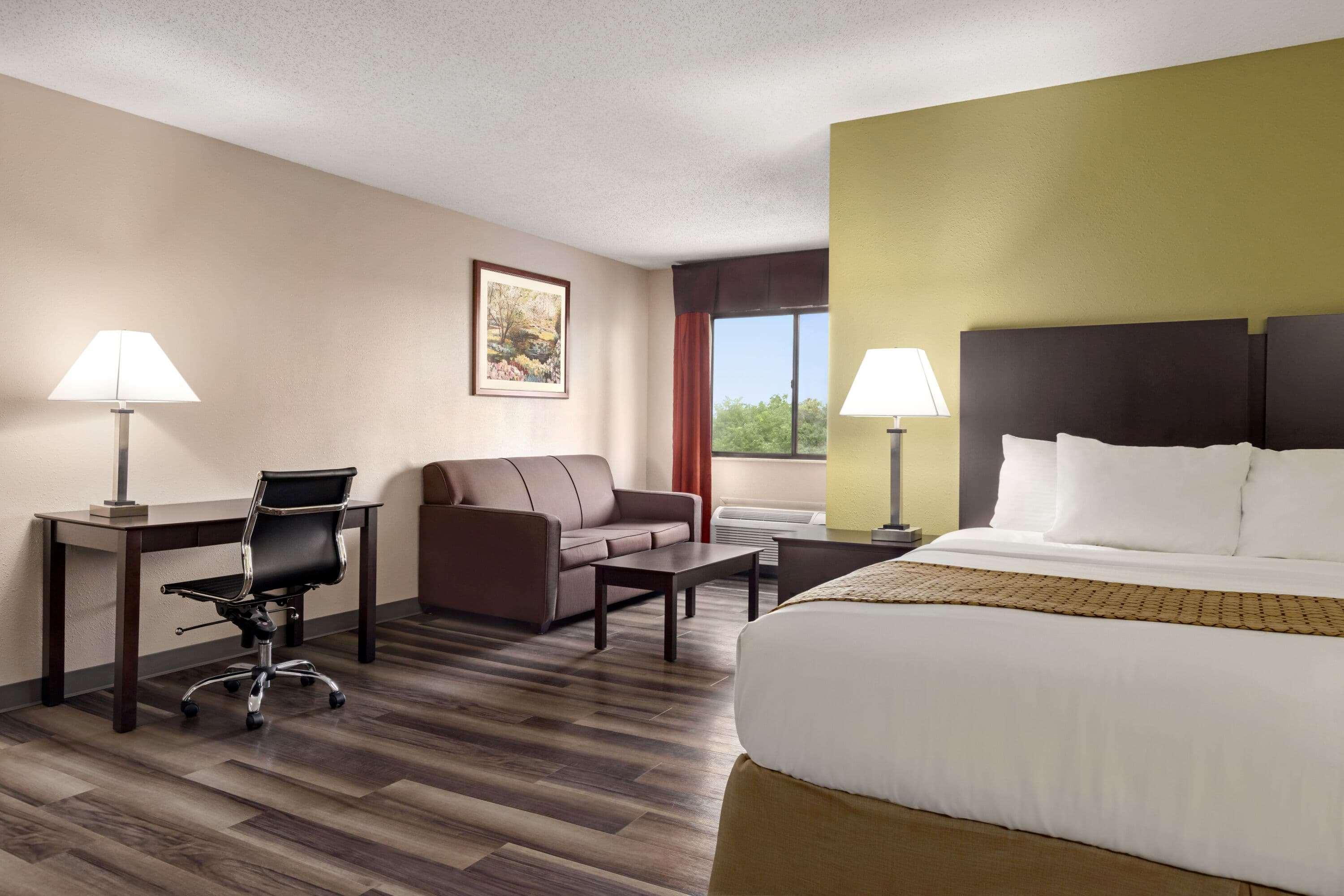 Baymont By Wyndham Monroe Hotel Exterior foto